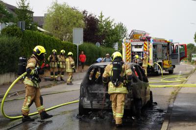 PKW brennt voellig aus in Rutesheim